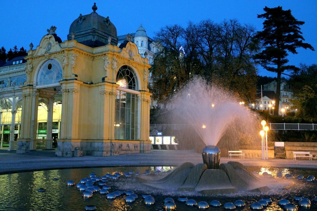 Pension A Restaurace Filip II マリアーンスケー・ラーズニェ エクステリア 写真