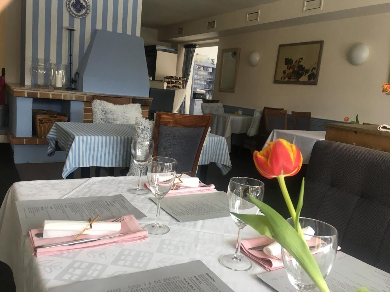 Pension A Restaurace Filip II マリアーンスケー・ラーズニェ エクステリア 写真